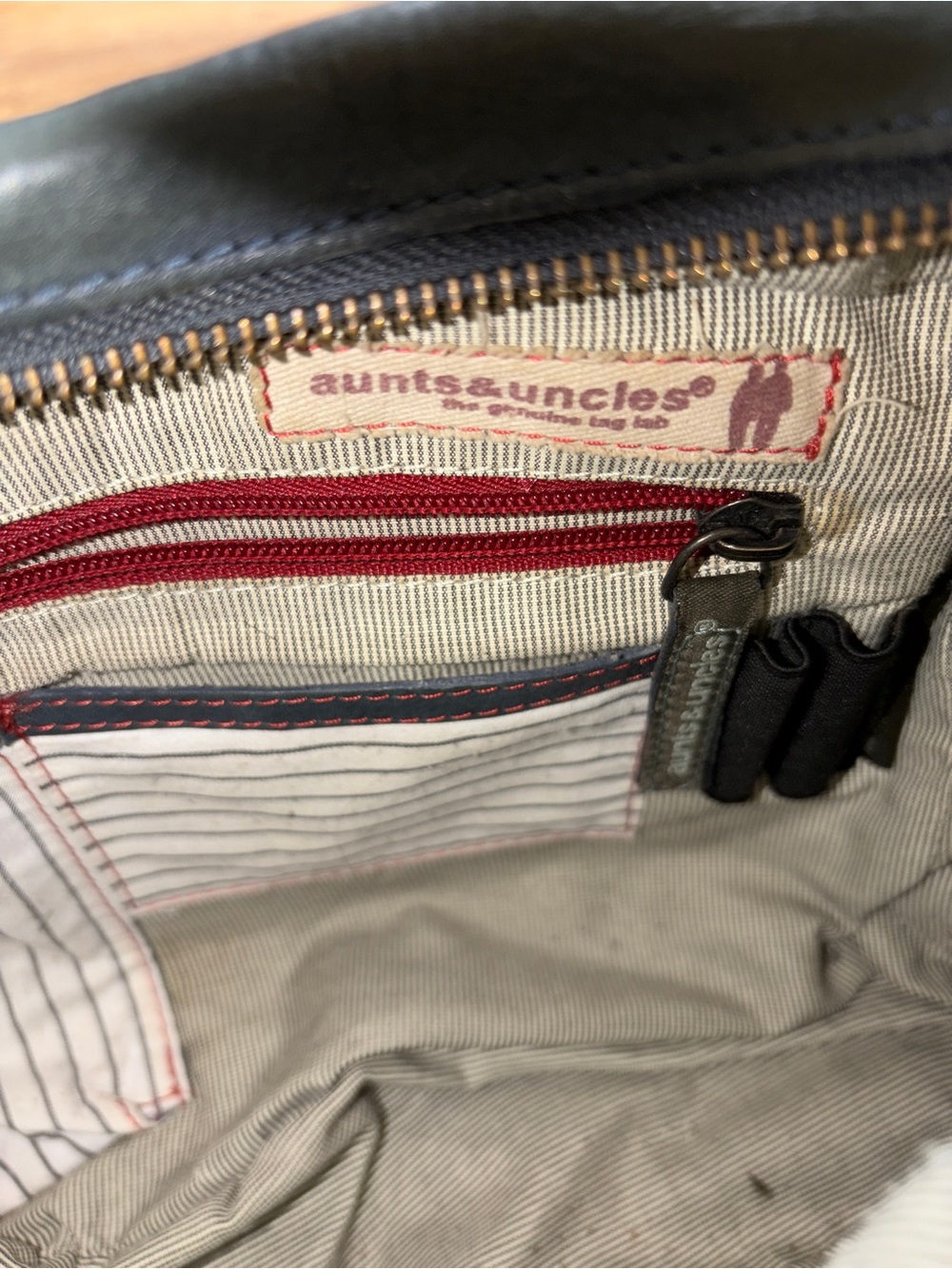 Classic Olive Green Leather Messenger Bag for Men - Picture 7 of 7